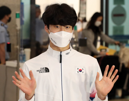 2020 도쿄올림픽에 참가한 수영의 황선우가 1일 오후 영종도 인천국제공항을 통해 귀국하며 손을 흔들고 있다. <연합뉴스>